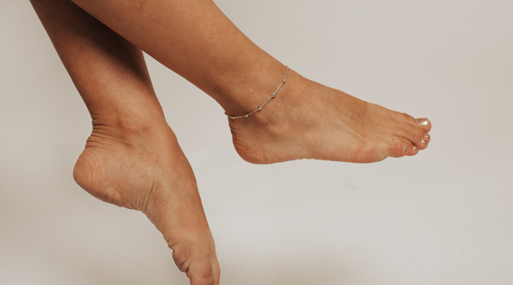 Ankle Bracelet Meaning: How to Wear an Anklet (Ankle Bracelet)