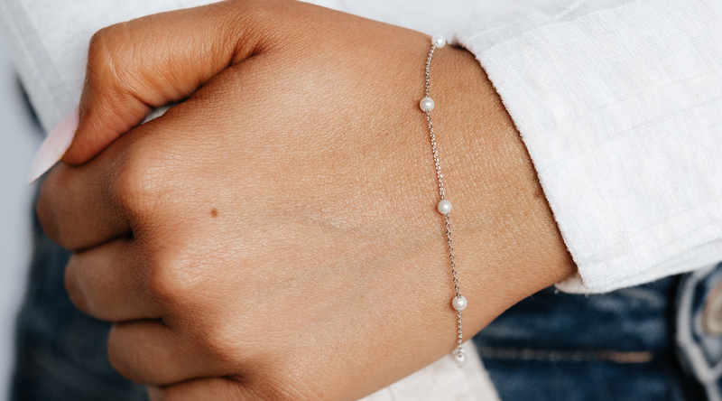 How to Coordinate a Pearl Bracelet with Your Wardrobe