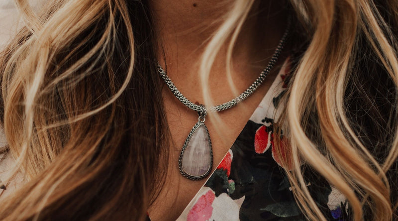 How to Find The Perfect Moonstone Pendant